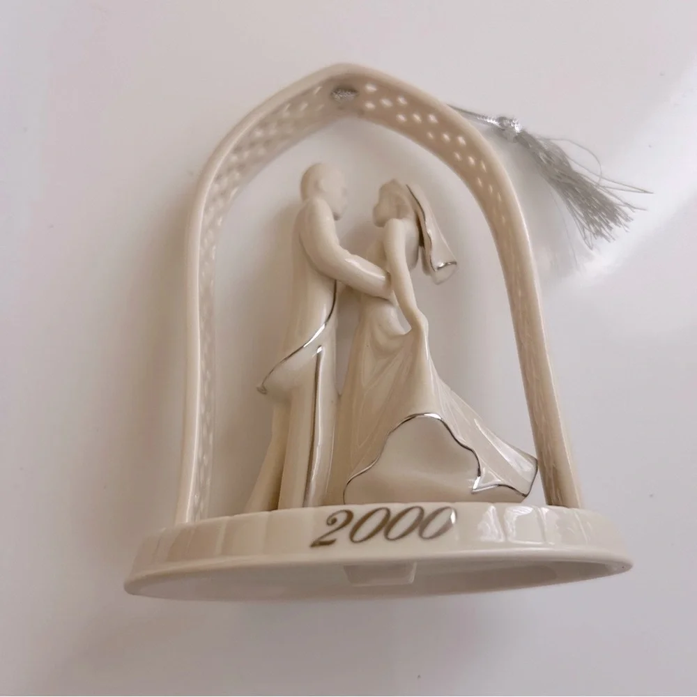 Lenox Commemorate 2000 Bride And Groom Ornament